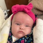 Alma, una hermosa bebita, motiva a su mamita Erika para compartir la tarea sobre los valores.